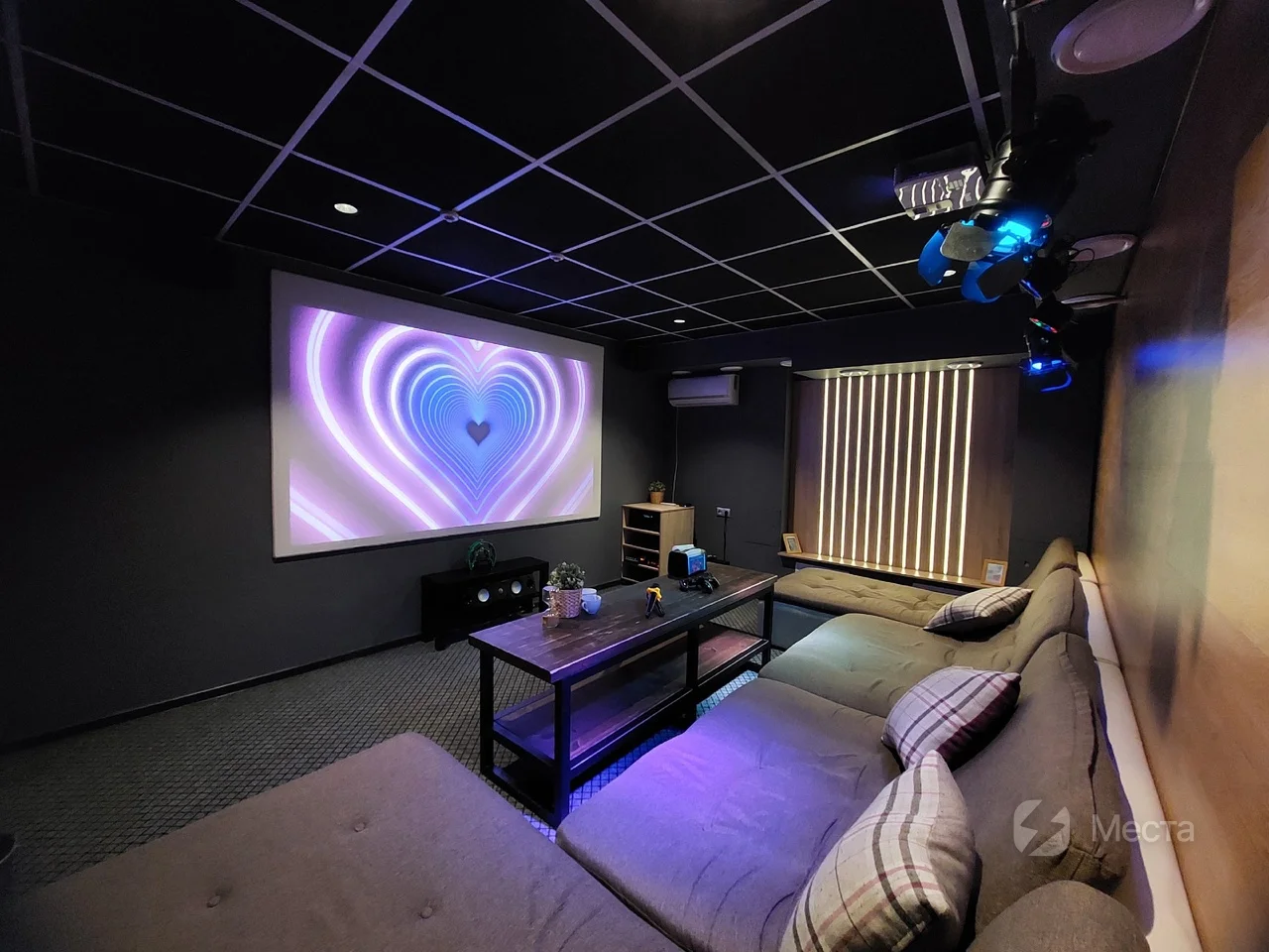 Зал M в мультимедийном пространстве Black Room