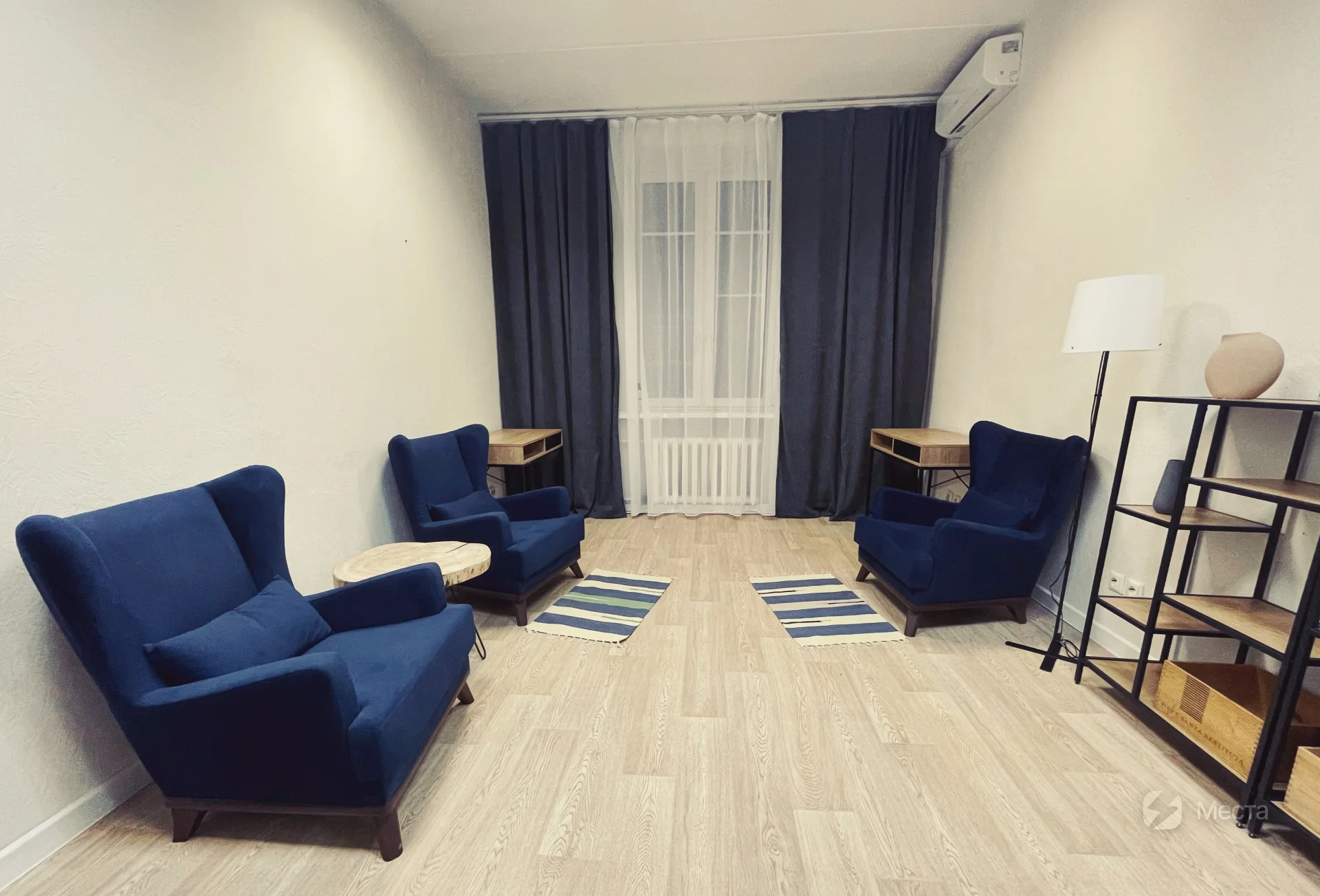 Большой светлый кабинет