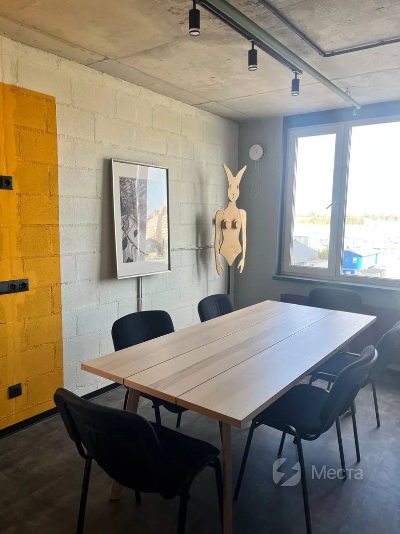 Переговорная комната на 5–7 человек в коворкинге GrowUp на О44