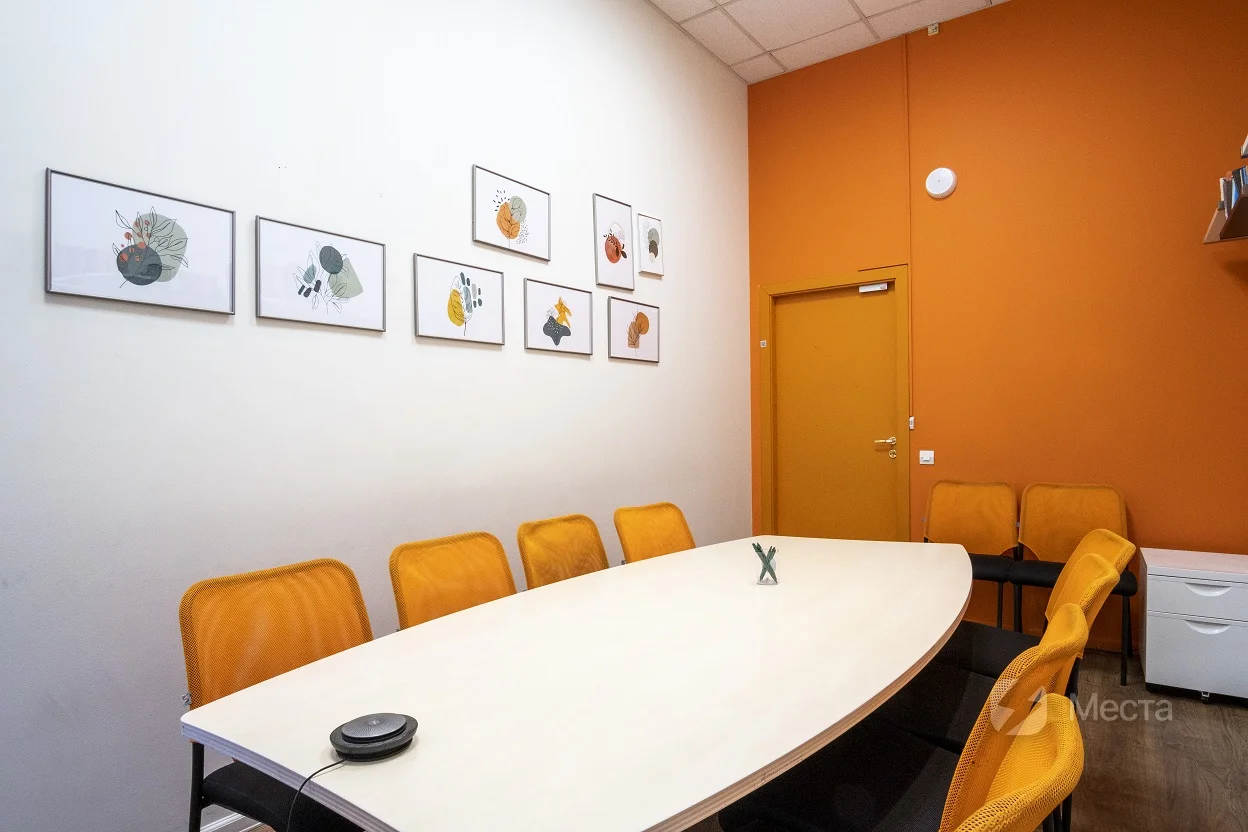 Средняя переговорная комната в коворкинге GrowUp