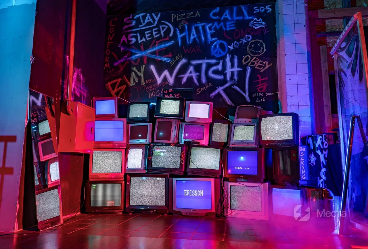 Темный зал с телевизорами