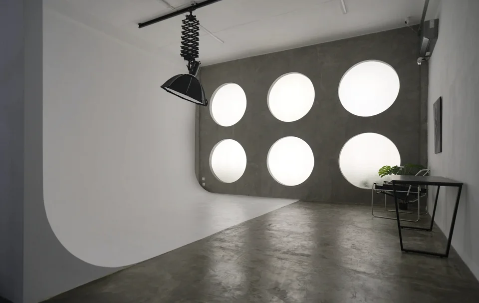 ДАЛИ «DALI» — Зал 10 — Циклорама «Cyclorama» 2 / Офис «Office»