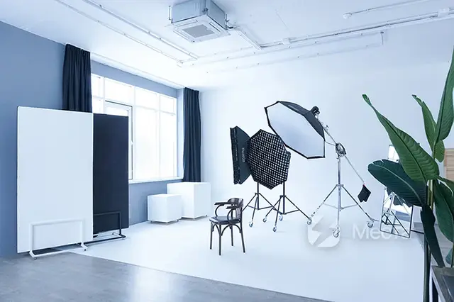 Белая циклорама с локацией офис