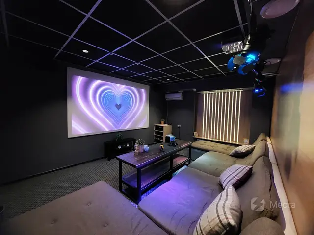 Зал M в мультимедийном пространстве Black Room