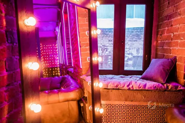 Loft OPERA кирпичный лофт со сценой и неонами