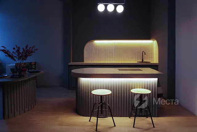 Лофт с кухней и камином