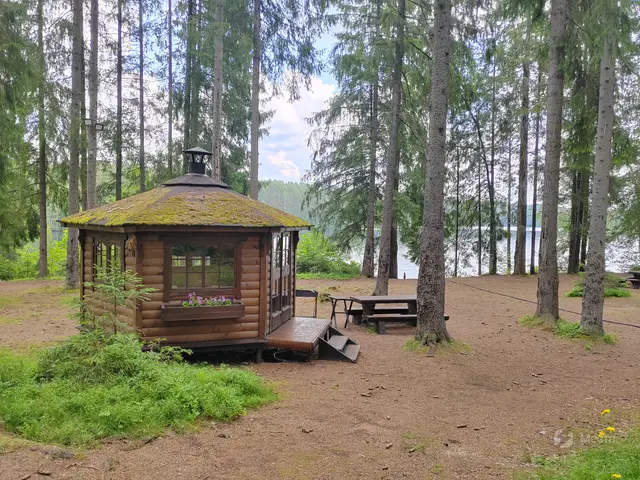 Беседка на берегу озера