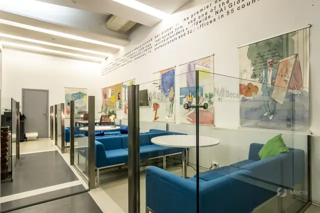 Стеклянная переговорная комната в коворкинге GrowUp