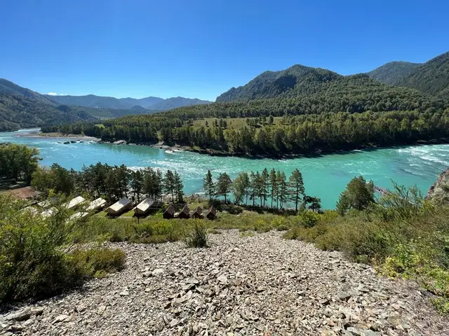 База отдыха в долине Сартакпая берег реки Катунь