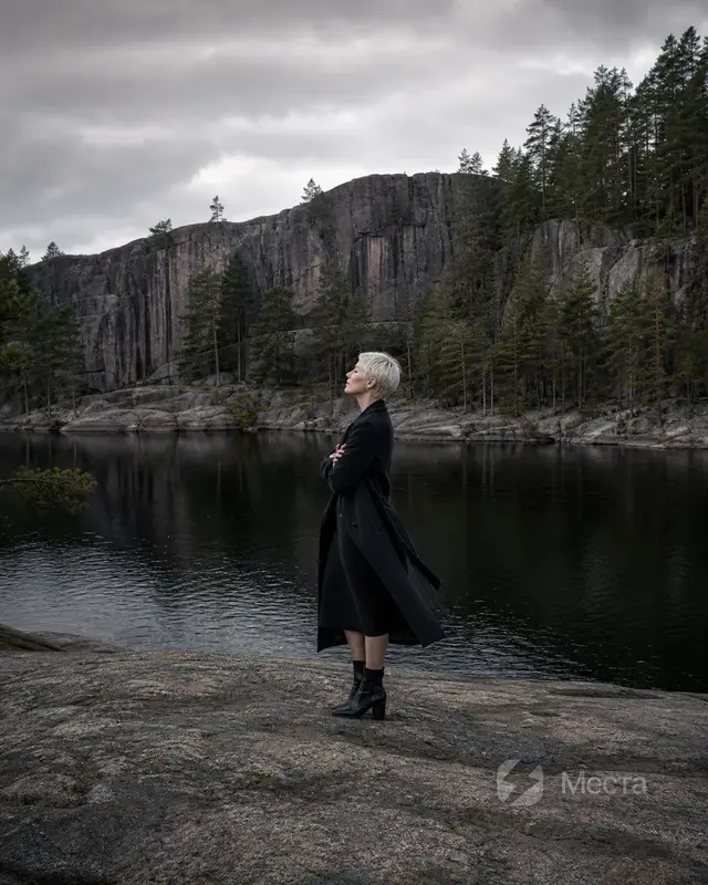 Озеро Ястребиное и скала Парнас — скалистая природная фотолокация для фотосессии в Ленинградской области
