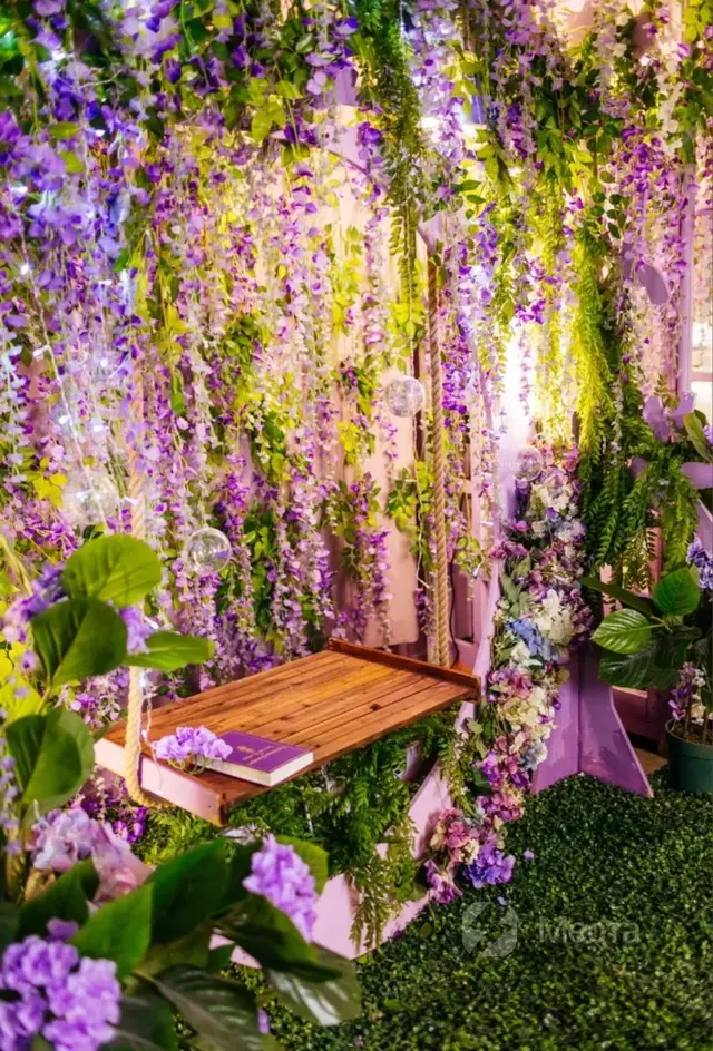 Качели с цветами и телефонная будка — фото 11