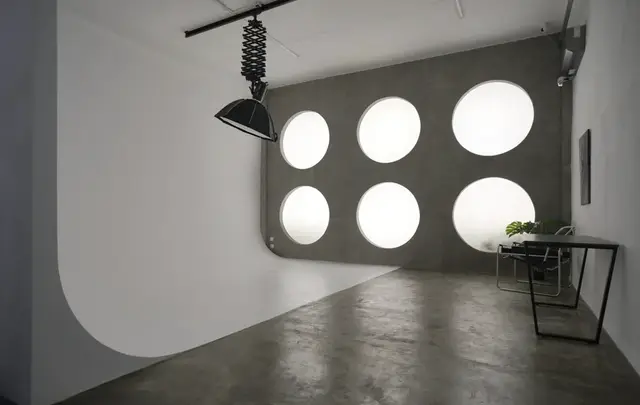ДАЛИ «DALI» — Зал 10 — Циклорама «Cyclorama» 2 / Офис «Office»